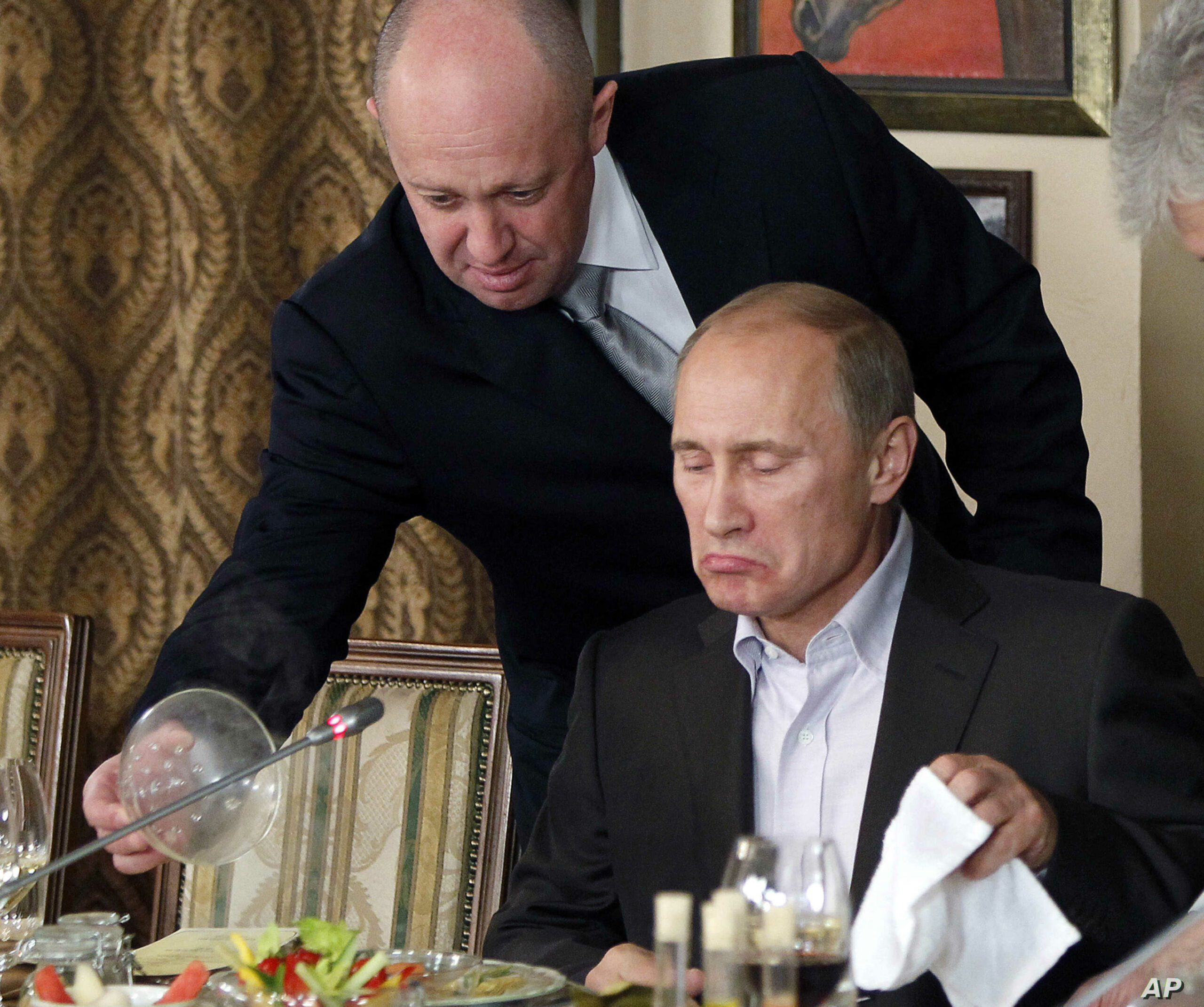 يفغيني بريغوزين، إلى اليسار، يقدم الطعام للرئيس الروسي فلاديمير بوتين - إنترنت