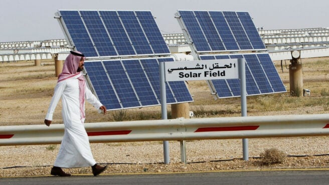 الحقل الشمسي في الكويت/ منشئ الصورة: FAHAD SHADEED‏ 
| 
صاحب حقوق الطبع والنشر: © FAHAD SHADEED/Reuters/Corbis‏
حقوق الطبع والنشر: © Corbis. All Rig