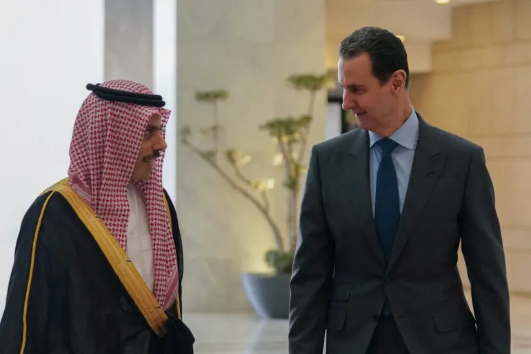 الرئيس السوري بشار الأسد ووزير الخارجية السعودي الأمير فيصل بن فرحان -إنترنت