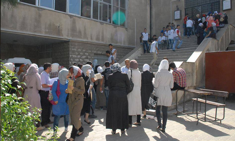 طالبات الجامعات السورية أمام مقر الشؤون المالية - إنترنت