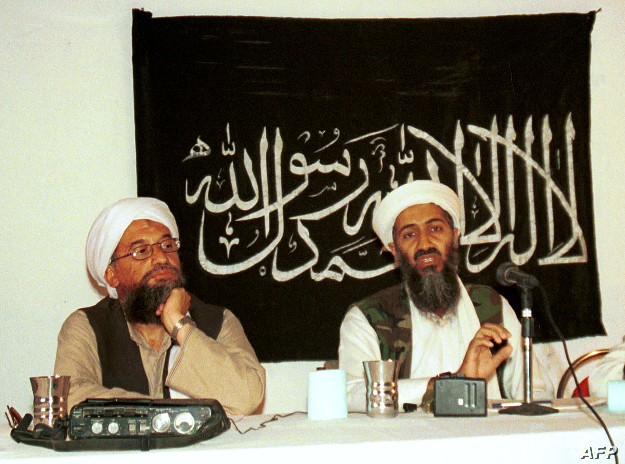 أسامة بن لادن الزعيم السابق لتنظيم "القاعدة" يمين وخليفته أيمن الظاهري يسار - إنترنت