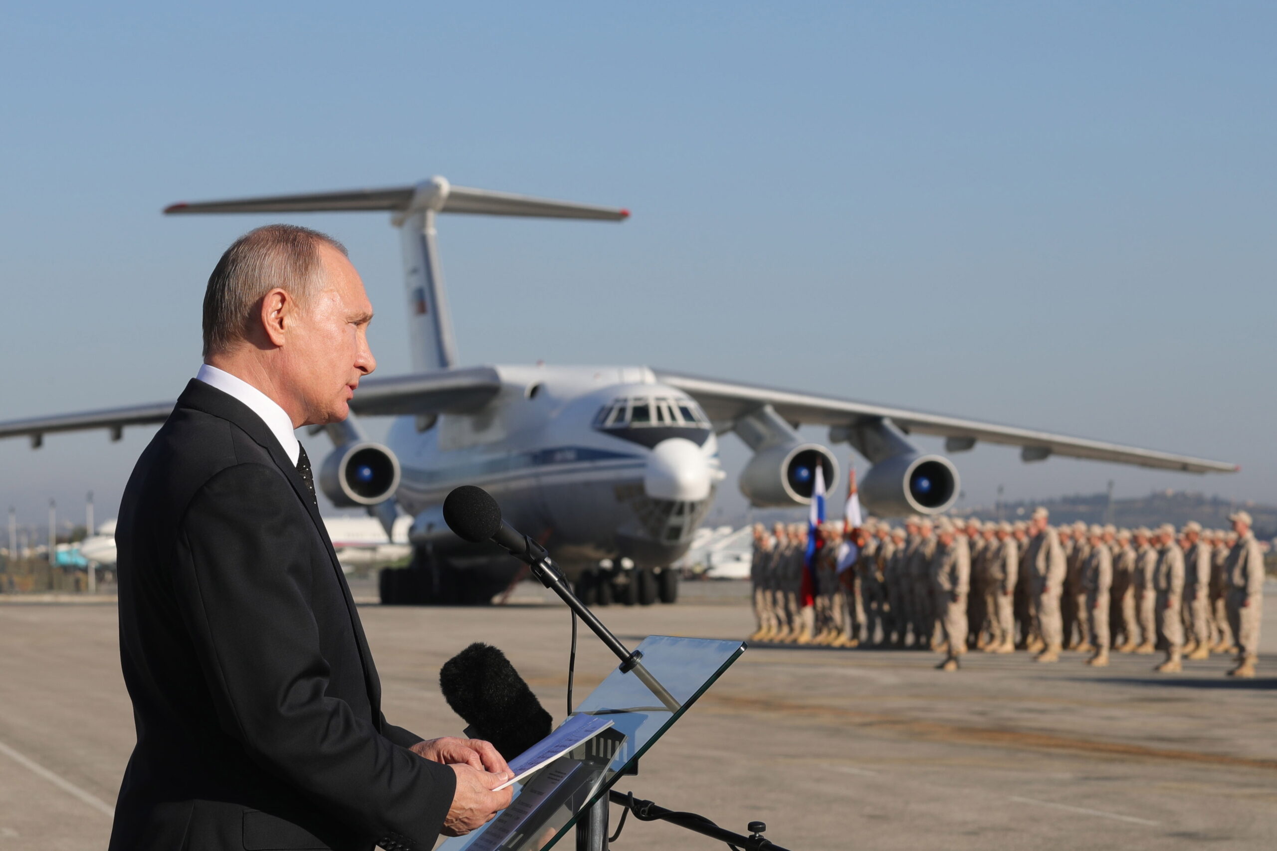 الرئيس الروسي فلاديمير بوتين يخاطب القوات الروسية في قاعدة "حميميم" الجوية - إنترنت