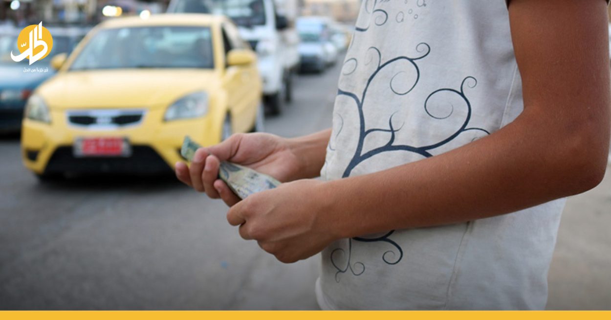 من أجل الدينار الأردني.. أطفال سوريون يصطفون على الإشارات