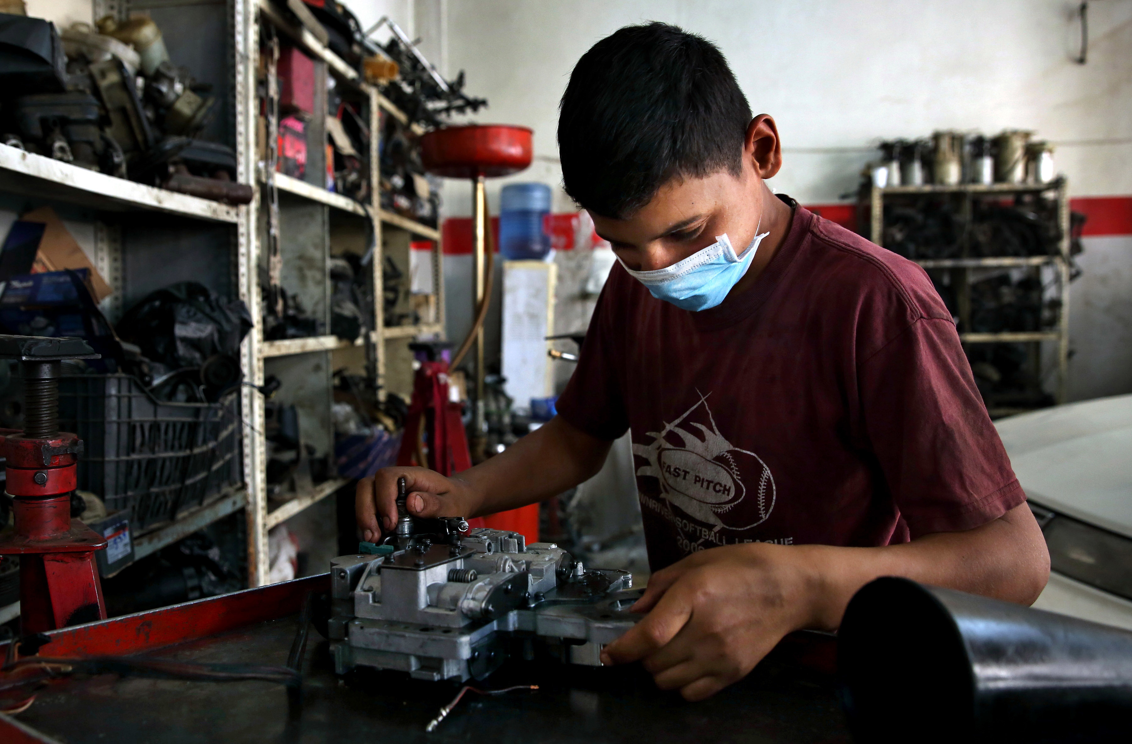 عمالة الأطفال بسبب الفقر والتشريد تشكل تهديدا كبيرا - إنترنت