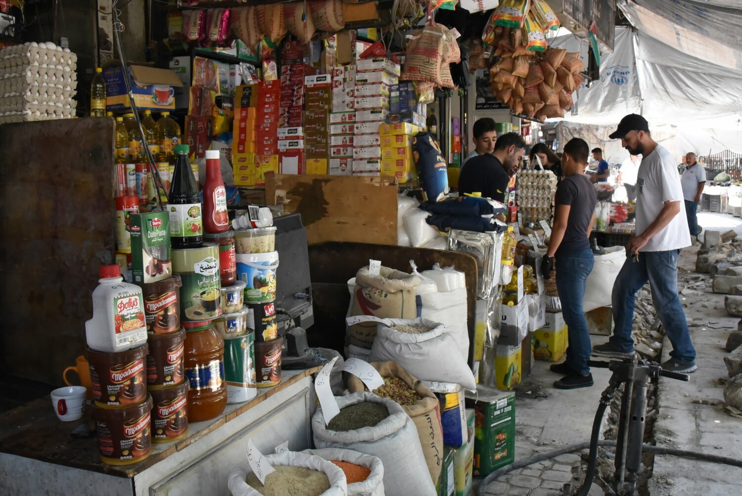 سوريون يتسوقون في سوق بدمشق بعد ساعات من إصدار مرسوما تشريعيا يقضي بزيادة رواتب العسكريين بنسبة 50 بالمئة - إنترنت