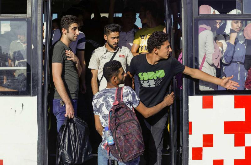 ركاب يستقلون حافلة نقل عام مزدحمة في دمشق - إنترنت