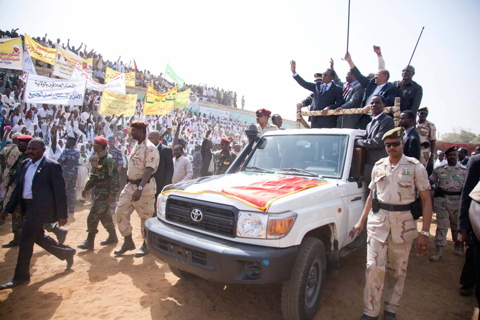 عناصر "الأمن الشعبي" يحيطون برئيس السودان السابق عمر البشير - إنترنت