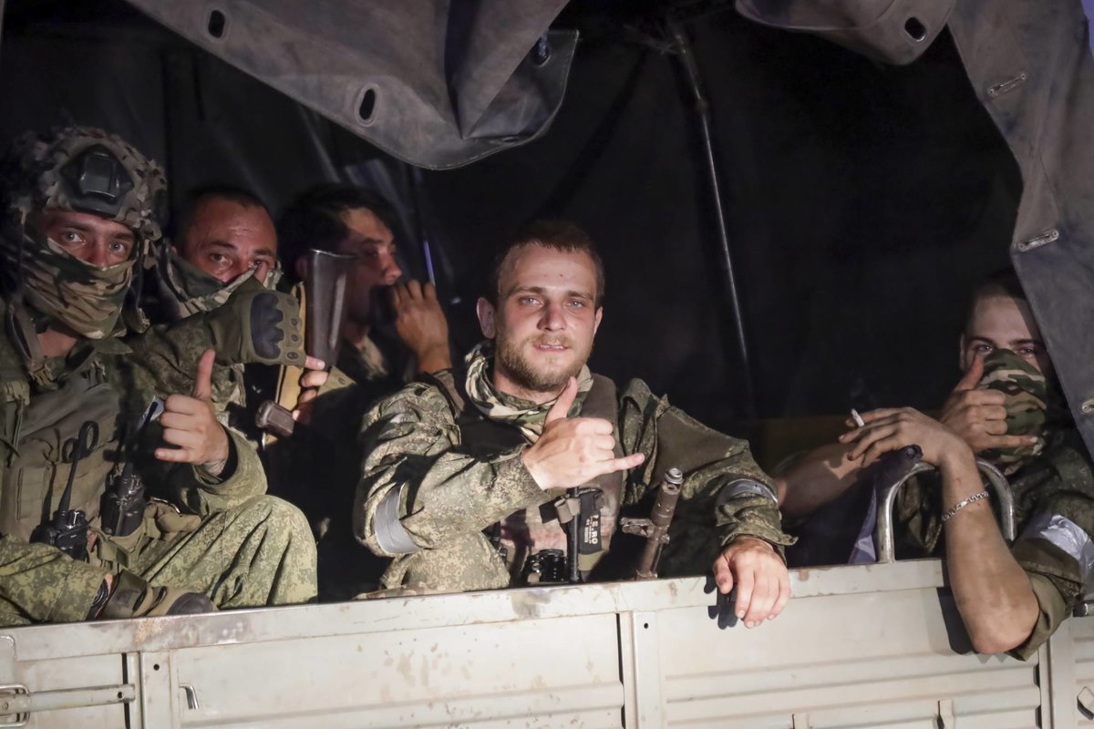 مجموعة من مقاتلي "فاغنر" في شاحنة قرب روستوف الروسية - إنترنت