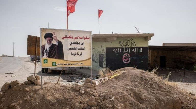 صورة المرشد الإيراني قرب مقر لتنظيم "داعش" - إنترنت