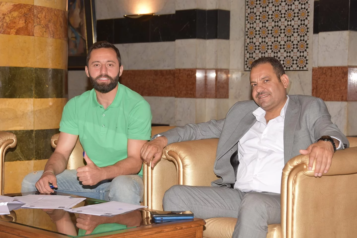 مدلول العزيز خلال توقيعه عقد مع اللاعب أحمد مدنية - إنترنت