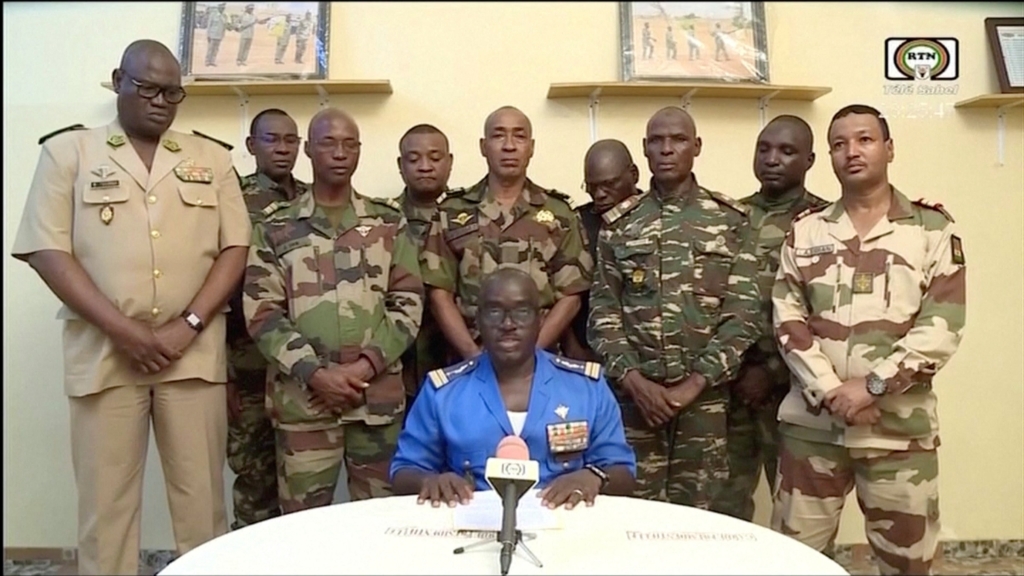المتحدث باسم جيش النيجر العقيد الميجور أمادو أدرامان يتحدث خلال ظهور على شاشة التلفزيون الوطني ، بعد احتجاز الرئيس محمد بازوم في القصر الرئاسي في نيامي - إنترنت