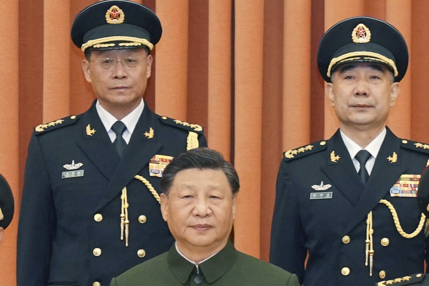 عين الرئيس شي، في الوسط، قائدا جديدا ونائبا لقائد قوة الصواريخ بجيش "التحرير الشعبي"، الجنرال وانغ هوبين، إلى اليسار، والجنرال شو شيشنغ - إنترنت