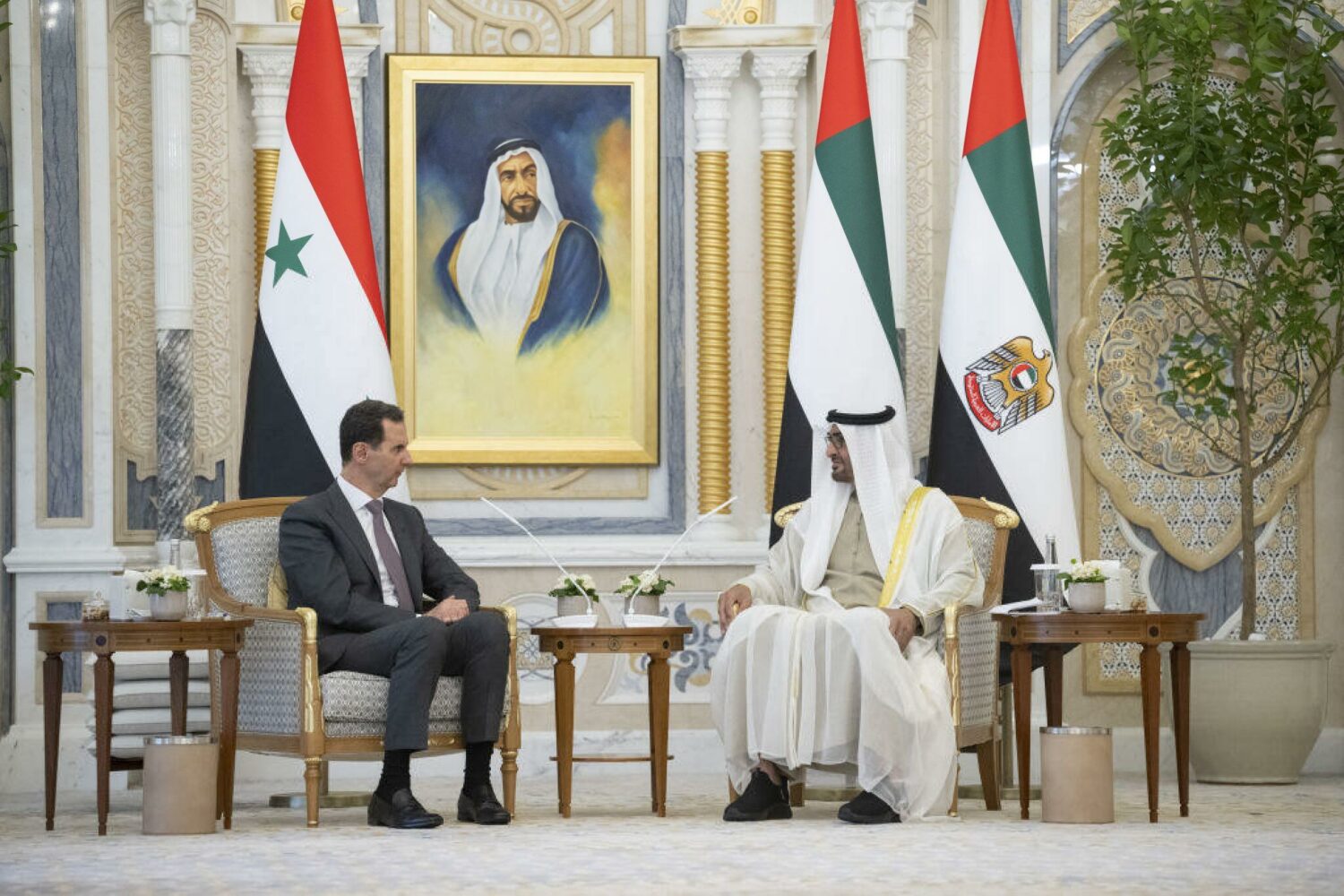رئيس الإمارات، محمد بن زايد آل نهيان (إلى اليمين) يلتقي بالرئيس السوري بشار الأسد (يسار) في قصر الوعان (قصر الأمة) في أبو ظبي، الإمارات العربية المتحدة في 19 مارس 2023. (تصوير الديوان الرئاسي الإماراتي / غيتي)