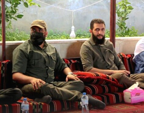 على يسار الصورة أبو ماريا القحطاني بجانب ابو محمد الجولاني زعيم "تحرير الشام"
