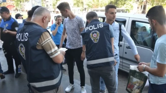 الشرطة التركية تدقق بأوراق اللاجئين في اسطنبول (وكالات)