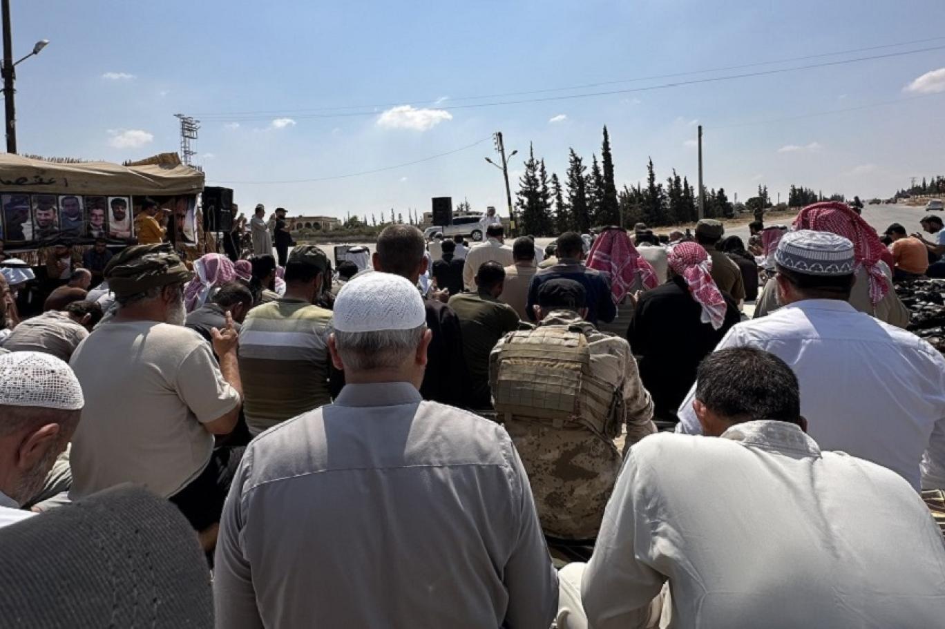 محتجون سوريون يؤدون صلاة الجمعة في خيمة الاعتصام على الطريق الدولي قرب معبر أبو الزندين بريف حلب (مواقع التواصل)