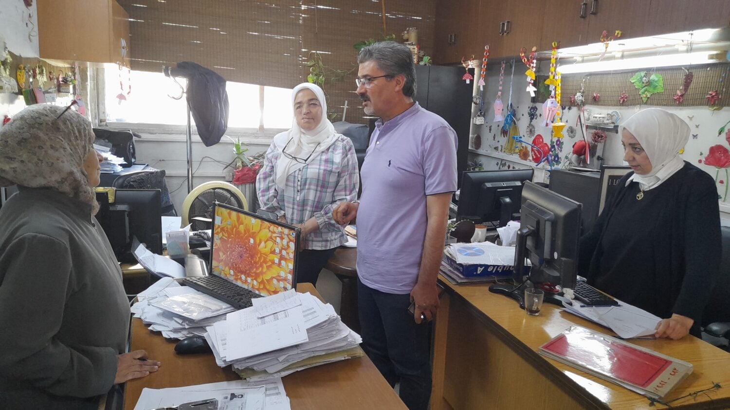 مدير تربية ريف دمشق عبد الحليم اليوسف خلال جولة تفقدية في عدد من دوائر الإدارة الفرعية في تموز/يوليو 2024 - فيس بوك
