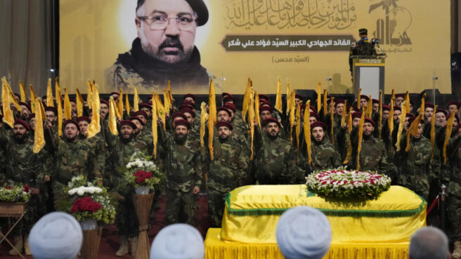 جنازة المسؤول العسكري المركزي الأول لـ "حزب الله" فؤاد شكر، الذي قتل في غارة إسرائيلية يوم 30 تموز/ يوليو الماضي، الضاحية الجنوبية لبيروت في 1 آب/أغسطس 2024 - أسوشيتد برس