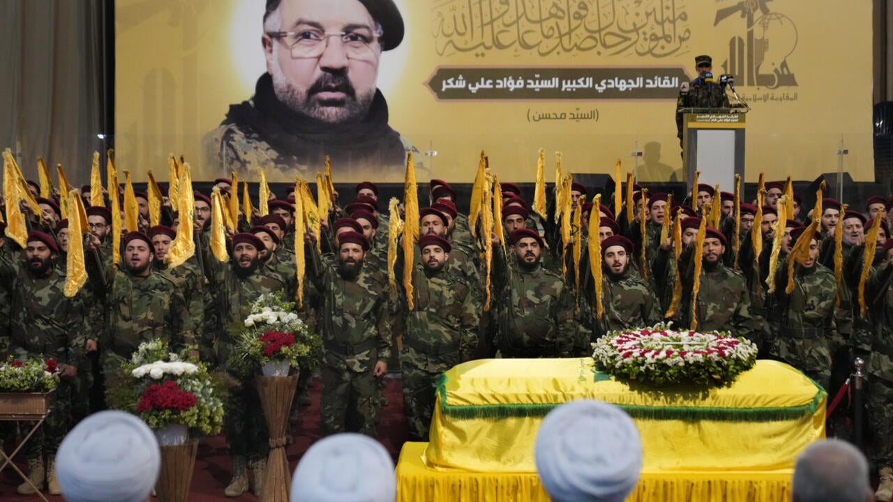 جنازة المسؤول العسكري المركزي الأول لـ "حزب الله" فؤاد شكر، الذي قتل في غارة إسرائيلية يوم 30 تموز/ يوليو الماضي، الضاحية الجنوبية لبيروت في 1 آب/أغسطس 2024 - أسوشيتد برس
