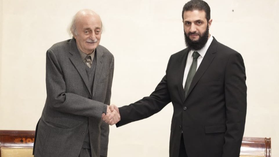 قائد إدارة العمليات العسكرية، أحمد الشرع، والرئيس السابق للحزب التقدمي الاشتراكي وليد جنبلاط - انترنت