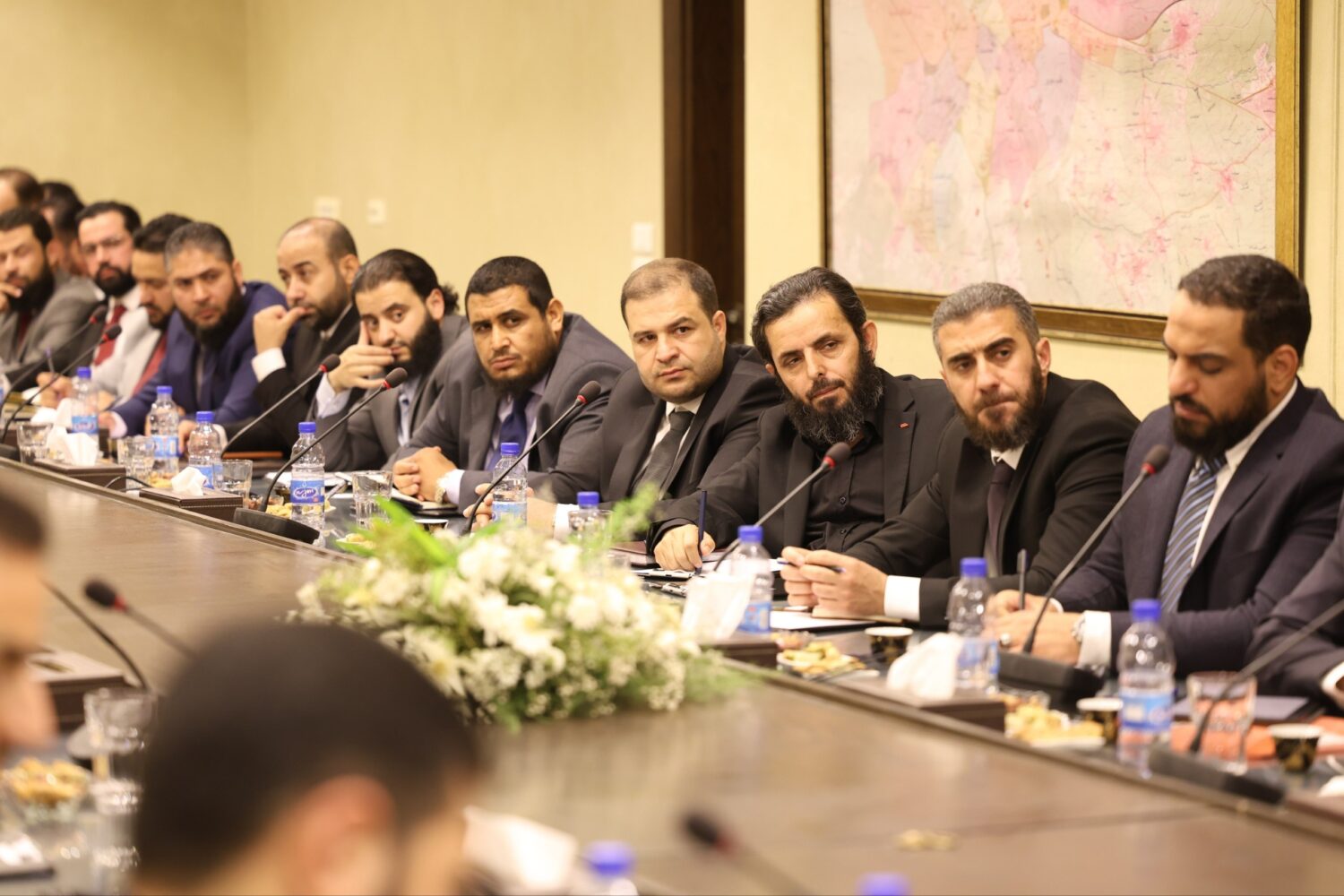 وزير الداخلية السيد "أنس خطاب" يعقد جلسة مع المعاونين وقادة الأمن الداخلي في المحافظات ومديري الإدارات المركزية في الوزارة ناقش خلالها تثبيت الهيكلية التنظيمية الجديدة للوزارة - إنترنت