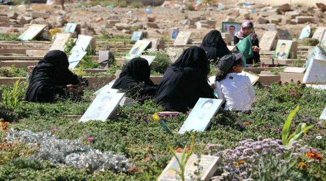 زينبيات الحوثي يجبرن النساء على زيارة مقابر قتلى الميليشيا - إنترنت