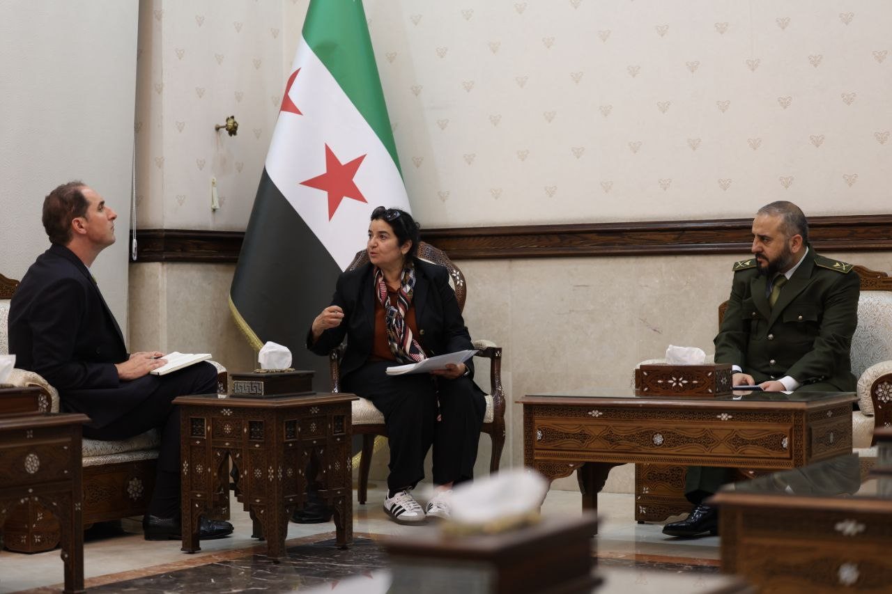 وزير الدفاع مرهف أبو قصرة مع وفد من الملحق العسكري البريطاني الذي ترأسه شارلز سميث