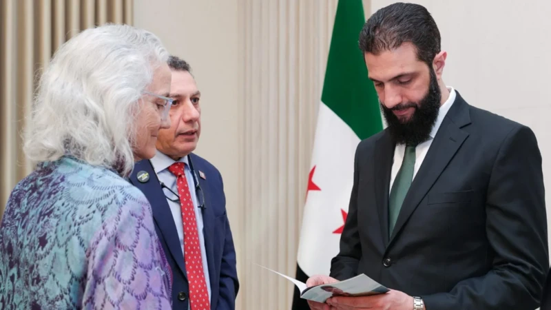 الرئيس السوري أحمد الشرع ووالدة الصحفي أوستن تايس