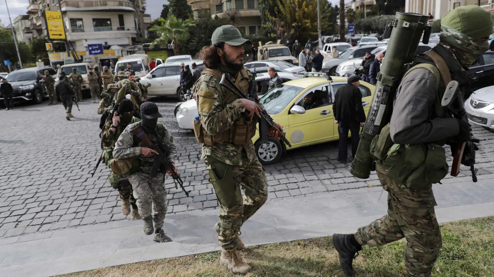يبلغ عدد المقاتلين الأجانب ممن بقوا في سوريا نحو 3500، وينحدرون من عدة دول