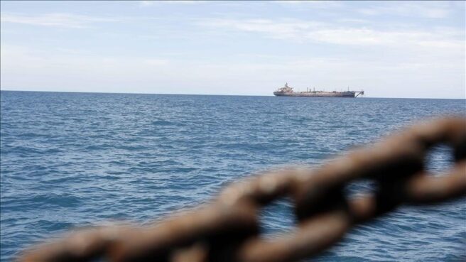 في حادثة جديدة تثير الكثير من التساؤلات، كشفت معلومات خاصة عن دخول ناقلة النفط الصينية "مينغ ري 101" إلى ميناء الصليف بمحافظة الحديدة، الخاضع لسيطرة جماعة "الحوثي". 