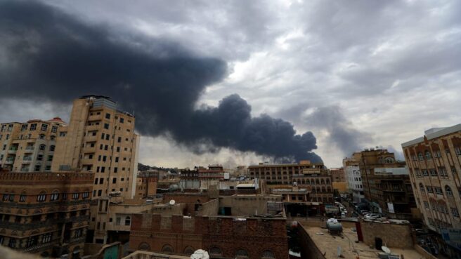 فتحت الغارات الإسرائيلية الأخيرة على صنعاء، باباً واسعاً من التساؤلات أمام اليمنيين عن مصير قيادات جماعة "الحوثي"، لا سيما أن الاستهداف تركز على اجتماع سري لقيادات بارزة في الجماعة. 