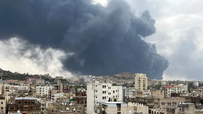 فتحت الغارات الإسرائيلية الأخيرة على صنعاء، باباً واسعاً من التساؤلات أمام اليمنيين عن مصير قيادات جماعة "الحوثي"، لا سيما أن الاستهداف تركز على اجتماع سري لقيادات بارزة في الجماعة. 