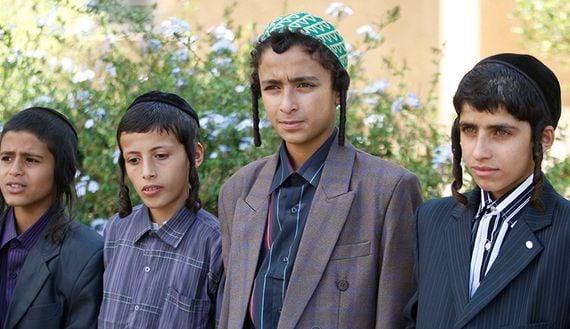 بين السجن والتهجير.. “الحوثي” يلاحق أفراد الأقلية البهائية بلا تهمة