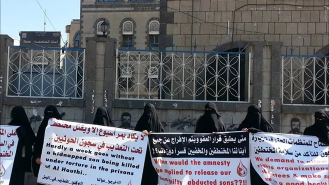 تصاعدت الأوضاع في صنعاء بشكل لافت خلال الأيام الماضية، بعدما دخل عشرات المختطفين في سجن جهاز الأمن والمخابرات التابع لجماعة "الحوثي"، في إضراب مفتوح عن الطعام، احتجاجاً على ظروف احتجازهم القاسية.  