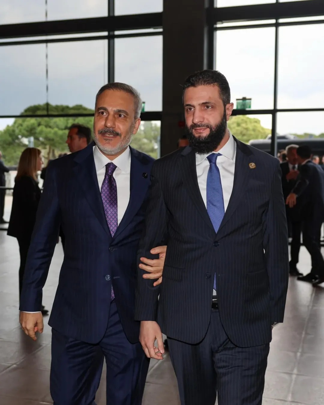 رئيس المرحلة الانتقالية في سوريا أحمد الشرع ووزير الخارجية التركي هاكان فيدان في منتدى أنطاليا الدبلوماسي - إنترنت 