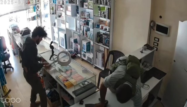 صورة مأخوذة من فيديو يوثق نهب أحد المحال التجارية في السويداء خلال اقتحام القوات الحكومية يوم 15 تموز 2025- السويداء 24