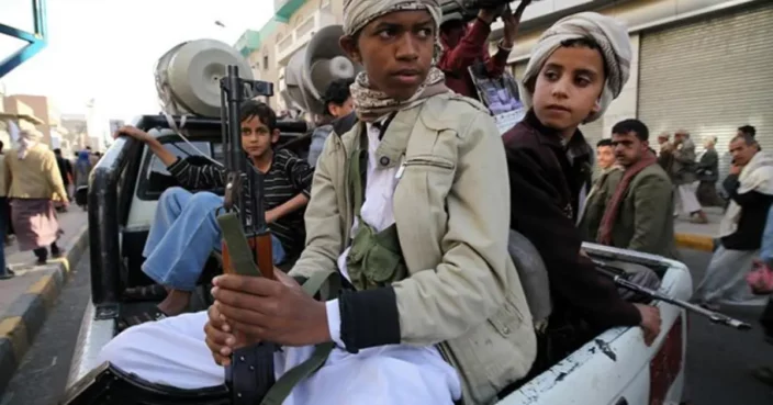 في بلد منهك بالحرب المستمرة منذ عشر سنوات، لم تنجٌ الطفولة في اليمن من الكوابيس أيضا، حيث يعيش الأطفال في شمال البلاد صنوفاً من الانتهاكات المروعة داخل المخيمات الصيفية التي تنظمها جماعة "الحوثي".