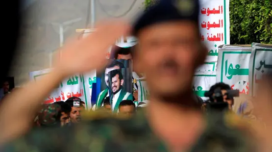 لم يعد التمويل الذي تعتمد عليه جماعة "الحوثي" في اليمن محصوراً داخل الأراضي اليمنية، بل تبين أن شبكة مالية عابرة للحدود، تضم مصارف عراقية ولبنانية مرتبطة بإيران، تقف وراء استمرار تدفق الأموال للجماعة.