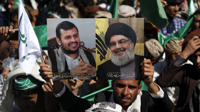 لم يعد التمويل الذي تعتمد عليه جماعة "الحوثي" في اليمن محصوراً داخل الأراضي اليمنية، بل تبين أن شبكة مالية عابرة للحدود، تضم مصارف عراقية ولبنانية مرتبطة بإيران، تقف وراء استمرار تدفق الأموال للجماعة.