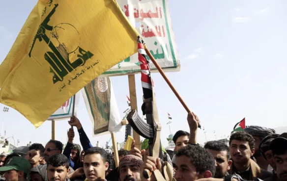 لم يعد التمويل الذي تعتمد عليه جماعة "الحوثي" في اليمن محصوراً داخل الأراضي اليمنية، بل تبين أن شبكة مالية عابرة للحدود، تضم مصارف عراقية ولبنانية مرتبطة بإيران، تقف وراء استمرار تدفق الأموال للجماعة.