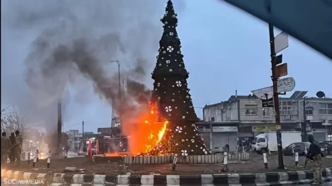أحرق شجرة الميلاد في مدينة السقيلبية السورية غرب حماة