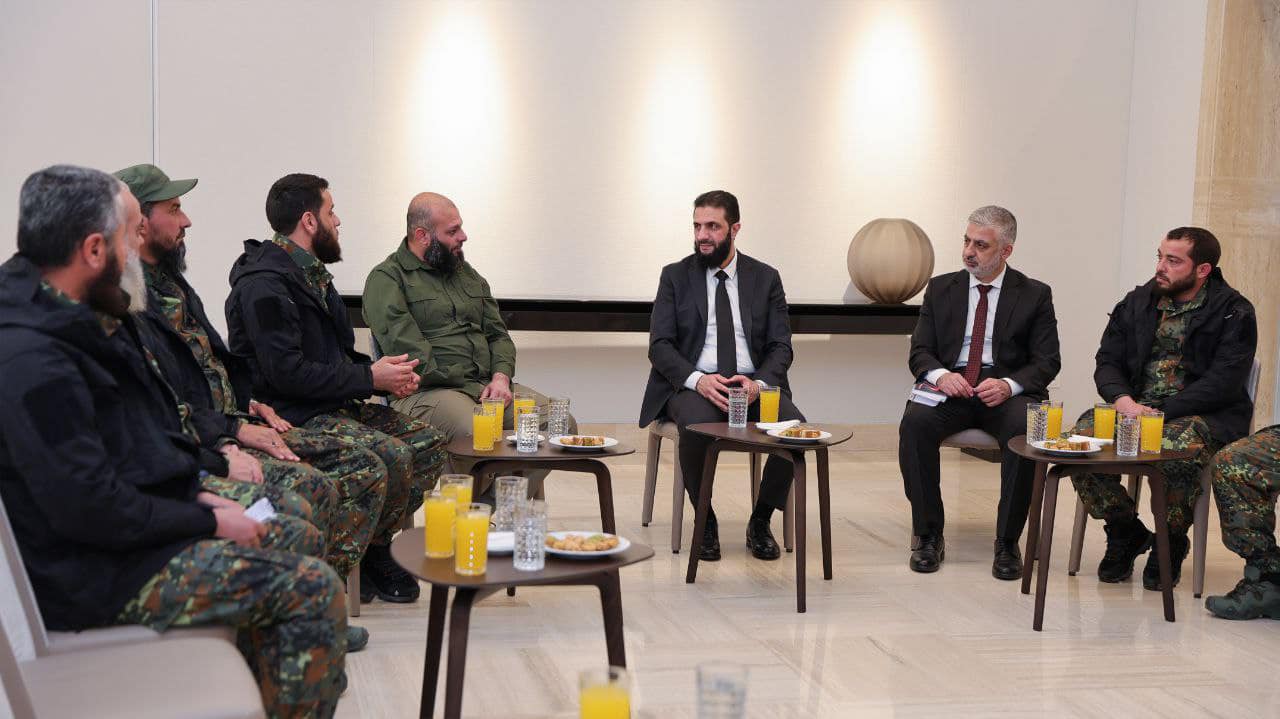 رئيس المرحلة الإنتقالية أحمد الشرع في إجتماع مع بعض القادة العسكريين من بينهم خالد خطاب على يمينه