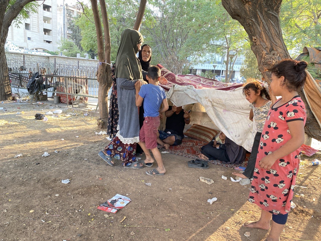 عائلة تعيش في خيمة بحديقة المرجة بدمشق - "الحل نت"