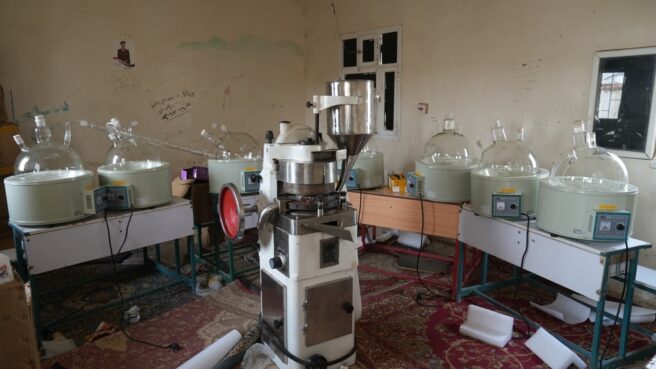 أحبطت الأجهزة الأمنية في محافظة المهرة شرقي اليمن، أمس الخميس، محاولة إنشاء أول مصنع متكامل لإنتاج المخدرات داخل البلاد، مرتبط بعناصر محلية وأخرى إقليمية يٌشتبه بصلتها بجماعة "الحوثي".