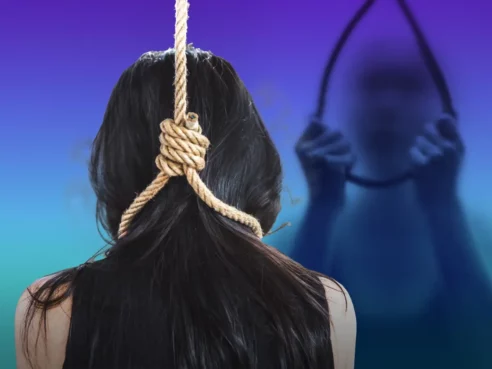 أقدمت فتاة يمنية في مقتبل العمر من قرية الهارونية، في محافظة الحديدة، على الانتحار بعد تعرضها للابتزاز والاغتصاب من قبل عنصر ينتمي لجماعة "الحوثي".