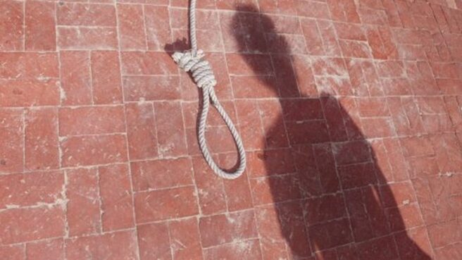 أقدمت فتاة يمنية في مقتبل العمر من قرية الهارونية، في محافظة الحديدة، على الانتحار بعد تعرضها للابتزاز والاغتصاب من قبل عنصر ينتمي لجماعة "الحوثي".