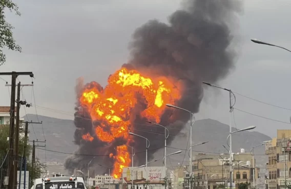 منذ البارحة وصنعاء ما تزال جاثمة على وجهها من هول الفاجعة، فالمدينة التي ترزح تحت وطأة الإجرام "الحوثي" منذ عشر سنوات، لم تعد قادرة على احتمال ضربات أعداء جدد، ينتهكون ما تبقى من شرفها الممزق بأيدي "الطارئين" عليها أصلاً، ولكنها الحرب تدمي بلا رحمة وتبطش بلا قلب.