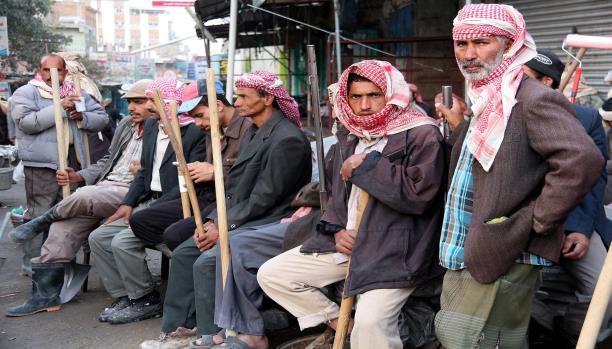 انسحقت الطبقة الوسطى في اليمن ولم يعد لها وجود، بين قلة فاحشة الثراء من جماعة "الحوثي"، ومجتمع مطحون يتجرع مرارة الفقر المدقع، في بلد يشهد واحدة من أسوأ الكوارث الإنسانية حول العالم.