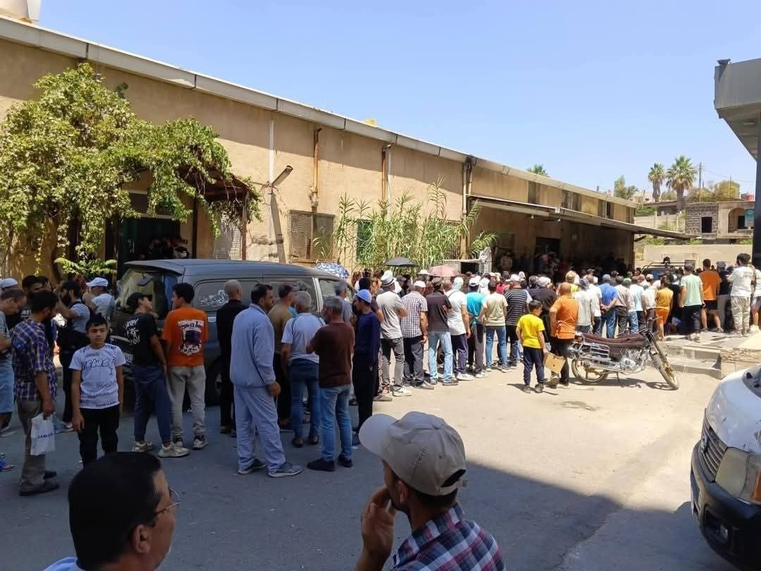 طوابير في مدينة السويداء للحصول على أبسط مقومات الحياة - إنترنت