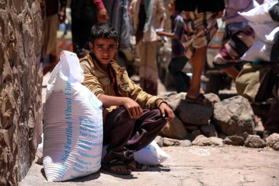تحولت أموال المانحين الدوليين المخصصة لملايين اليمنيين المحتاجين، إلى مصدر جباية بيد جماعة "الحوثي"، التي لم تتردد في فرض ضرائب ورسوم باهظة على التمويلات الدولية. 